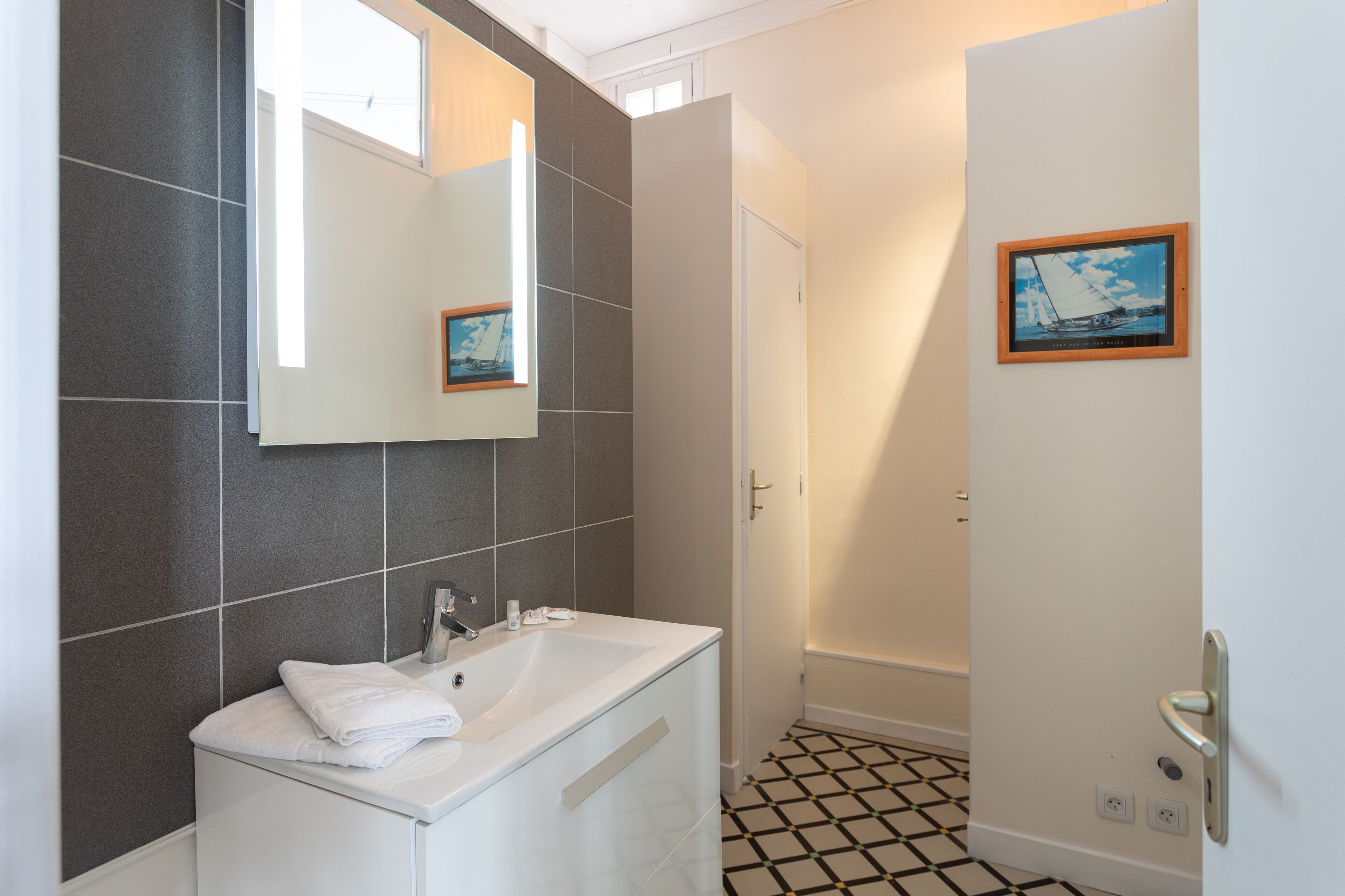 Douche, serviettes fournies, savon