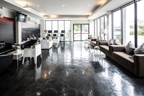 Lobby sitting area - Anda Bangkok Hotel (Bangkok)