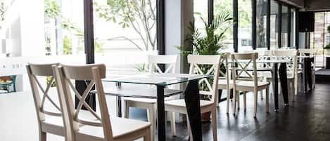 Breakfast, lunch, dinner served; Thai cuisine