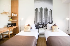 Deluxe Room | Minibar, in-room safe, desk, laptop workspace - Anda Bangkok Hotel (Bangkok)