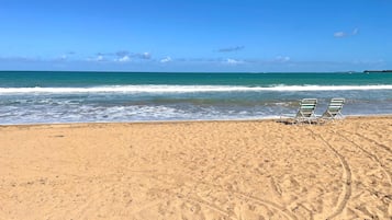 Tæt på stranden, liggestole, badehåndklæder