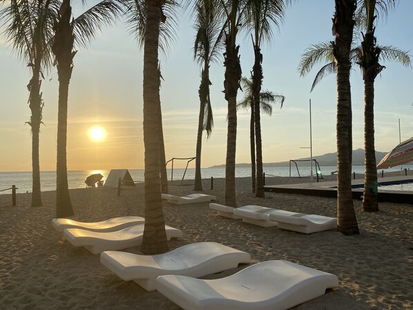 Sur la plage, chaise longue, serviettes de plage