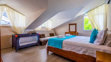 Luxury Villa | 4 bedrooms, blackout drapes, iron/ironing board, free WiFi