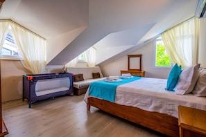 Luxury Villa | 4 bedrooms, blackout drapes, iron/ironing board, free WiFi