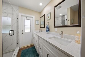 Douche, sèche-cheveux, serviettes fournies, savon