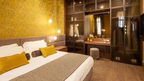 A modern hotel room with a large bed, a wooden headboard, a small desk, and a mirror. - Palazzo Pianca (Venice)