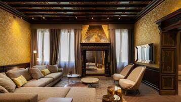 Suite (Peacock) | Down comforters, minibar, in-room safe, individually furnished