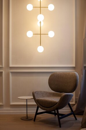 Familiekamer | Donsdekens, een minibar, een kluis op de kamer, individueel gemeubileerd