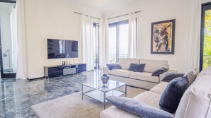 Smart TV y chimenea 