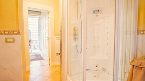 Hårtørrer, bidet, håndklæder