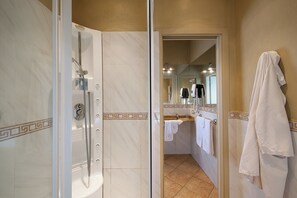 Douche, sèche-cheveux, bidet, serviettes fournies