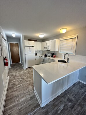 Réfrigérateur, micro-ondes, four, plaque de cuisson