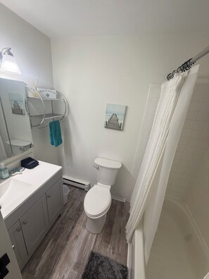 Combined shower/bathtub, towels, soap, shampoo