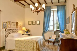 5 camere, una scrivania, ferro/asse da stiro, culla da viaggio