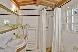 Kombination af bruser/badekar, hårtørrer, bidet, håndklæder