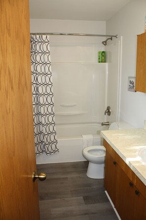 Duschwanne, Handtücher, Seife, Toilettenpapier