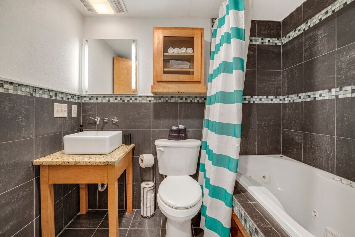 Badekar, hårføner og håndklær