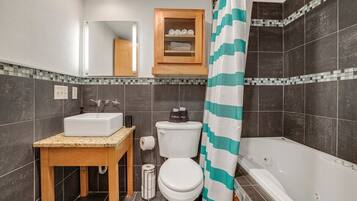 Badekar, hårføner og håndklær