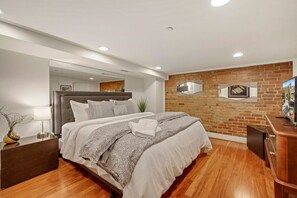 2 bedrooms, iron/ironing board, WiFi, bed sheets - The Ice Loft - In Entertainment District (Fayetteville)