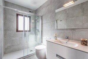 Dusche, Haartrockner, Handtücher