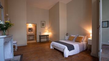 6 bedrooms, desk, iron/ironing board, free WiFi