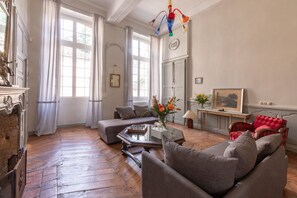 スマートテレビ、暖炉、DVD プレーヤー、書庫