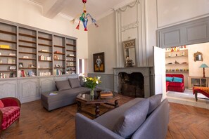 Smart TV, fireplace, DVD player, books