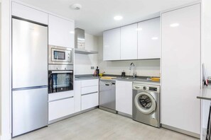 Frigorifero, microonde, forno, piano cottura