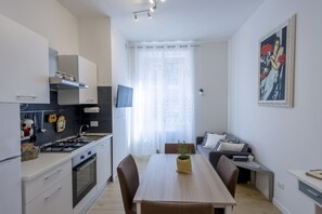 Mikroaaltouuni, uuni, liesi, kahvin-/teenkeitin
