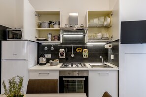 Micro-ondes, four, plaque de cuisson, cafetière/bouilloire