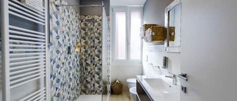 Shower, hair dryer, bidet, towels