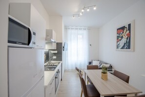 Micro-ondes, four, plaque de cuisson, cafetière/bouilloire