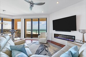 Smart TV, fireplace, stereo - PENTHOUSE WITH A SPECTACULAR VIEWS OF THE GULF OF MEXICO EQUALY SARASOTA BAY (Longboat Key)