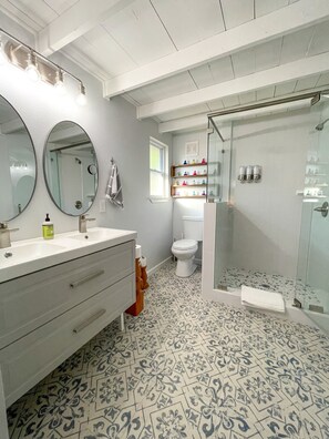 Combined shower/bathtub, hair dryer, towels, soap - Curated for Fun with Hot Tub, Bikes, Fire Pit & More! (Kerrville)