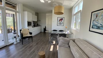 Una televisión, una pantalla de ordenador