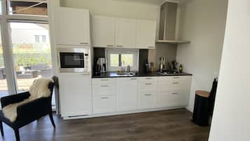 Frigorífico, microondas, horno y placa de cocina