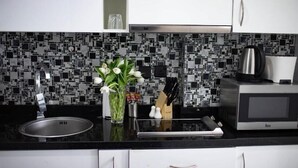 Comfort Studio Suite | Private kitchen - Roma By Giovanni Boutique Suites (Dubai)
