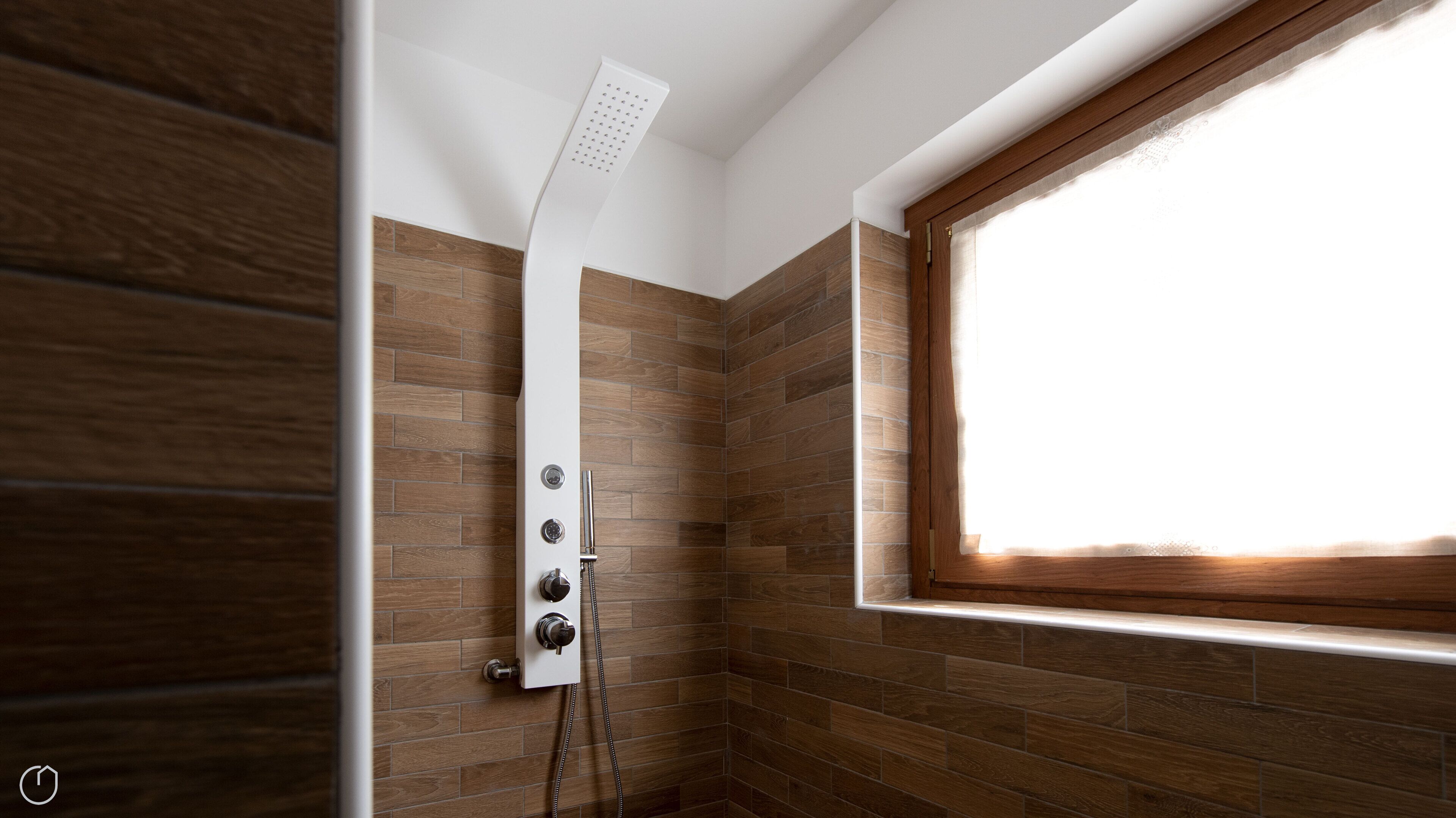 Douche, sèche-cheveux, bidet, serviettes fournies