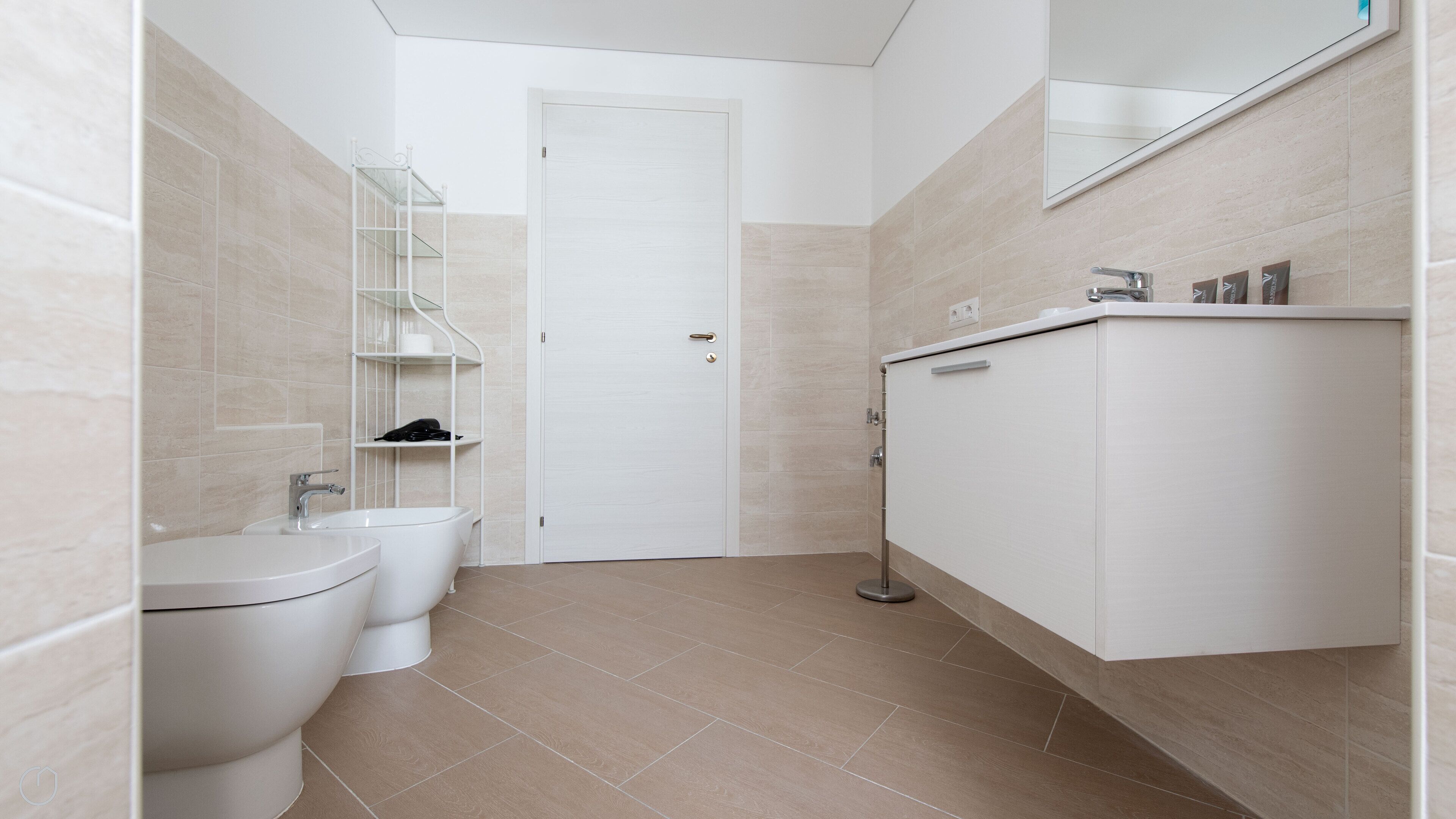 Bañera, secador de pelo, bidet, toallas