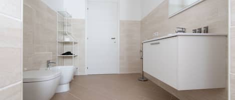 Bañera, secador de pelo, bidet, toallas