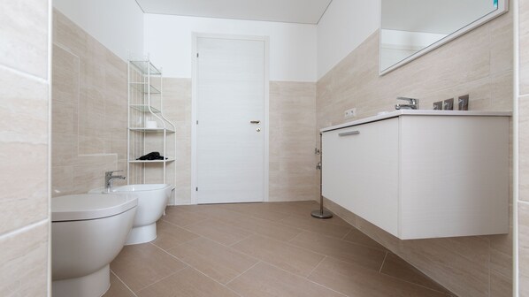Badewanne, Haartrockner, Bidet, Handtücher