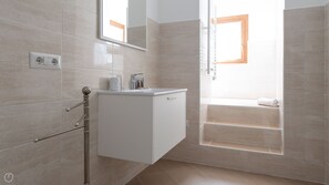 Badewanne, Haartrockner, Bidet, Handtücher