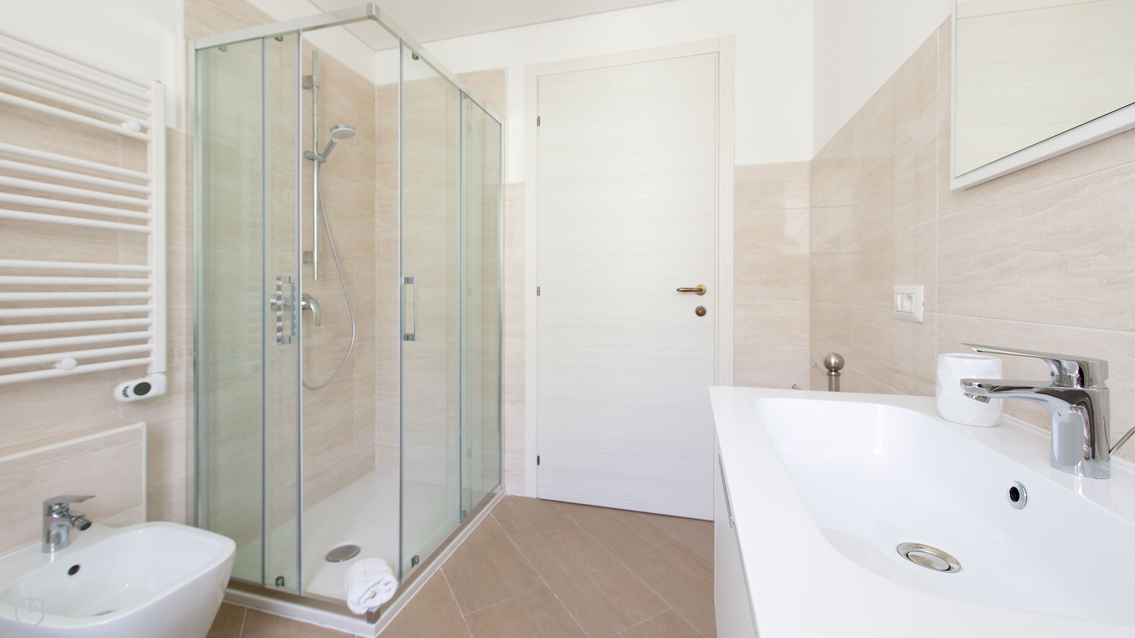 Dusche, Haartrockner, Bidet, Handtücher
