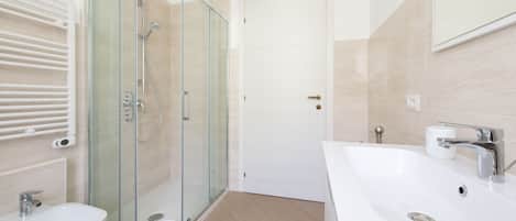 Dusche, Haartrockner, Bidet, Handtücher