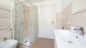 Doccia, asciugacapelli, bidet, asciugamani