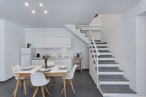 Refrigerador con freezer, microondas, placa de cocina, lavavajillas