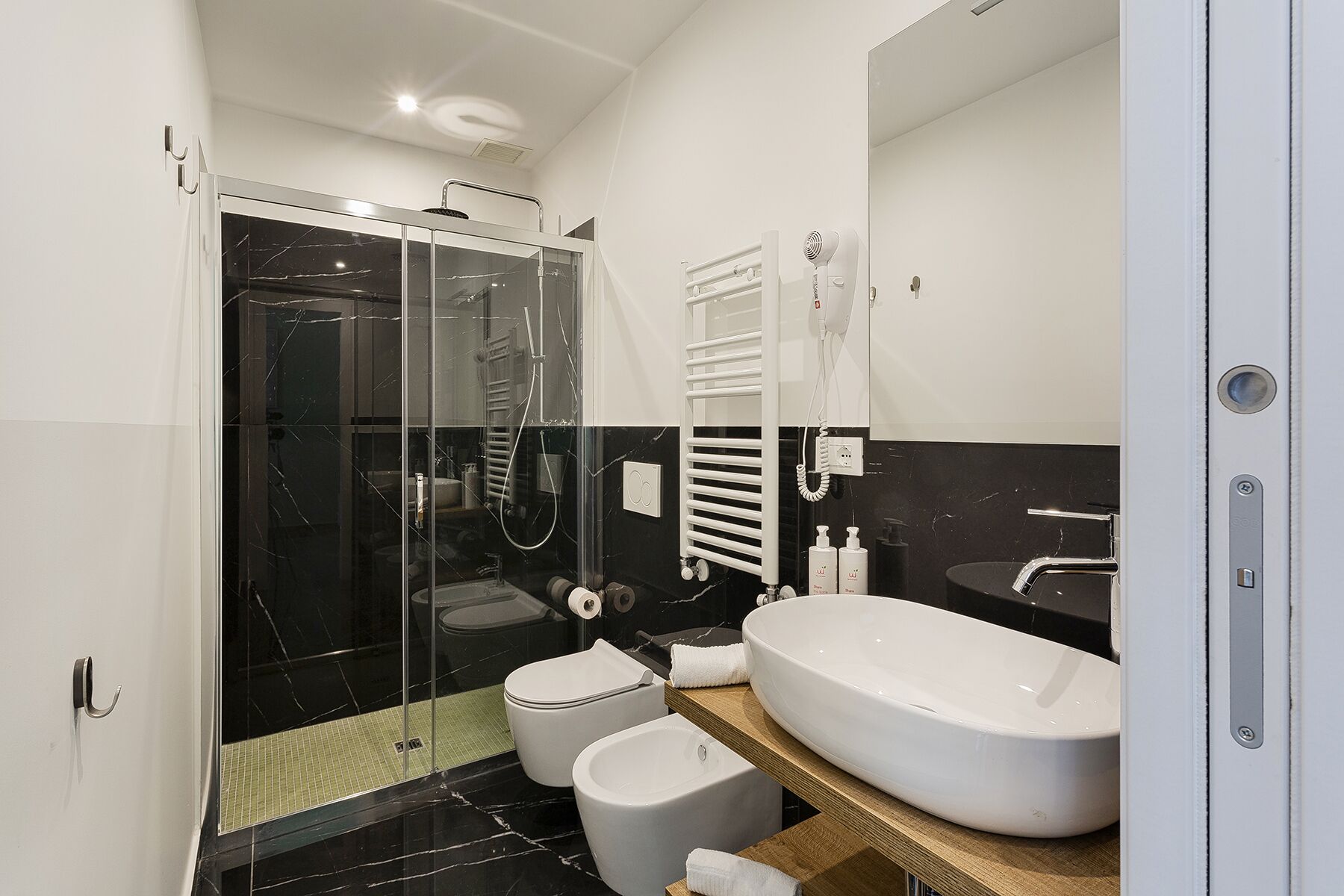 Apartamento City | Baño | Ducha, secador de pelo, jabón y champú