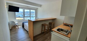 1 slaapkamer, een strijkplank/strijkijzer, gratis wifi, beddengoed