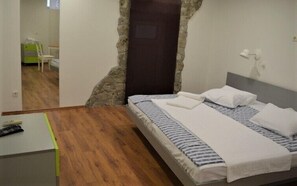 Economy-Studio | Bügeleisen/Bügelbrett, kostenloses WLAN