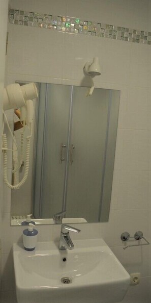 City-Studio, Stadtblick | Badezimmer | Dusche, Haartrockner, Handtücher, Seife